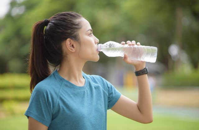 1329883-mulher-bebendo-agua-apos-treino-em-um-parque-gratis-foto-scaled-1-640x420